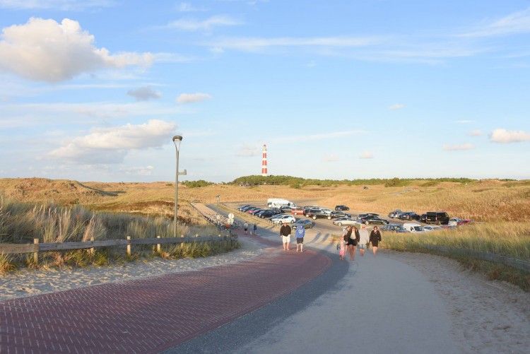 Stylish decoration on the dining table of Oester 167 chalet, Ballum, Ameland with flowers and ceramics.