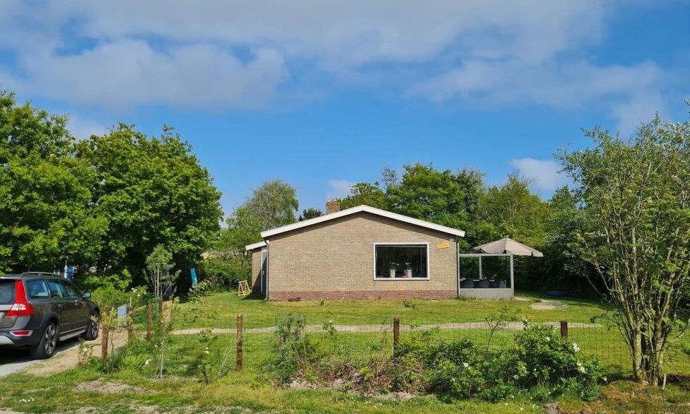 Zeevonk bungalow in Ballum, Ameland met ruime tuin en terras, ideaal voor een vakantie op de Waddeneilanden.