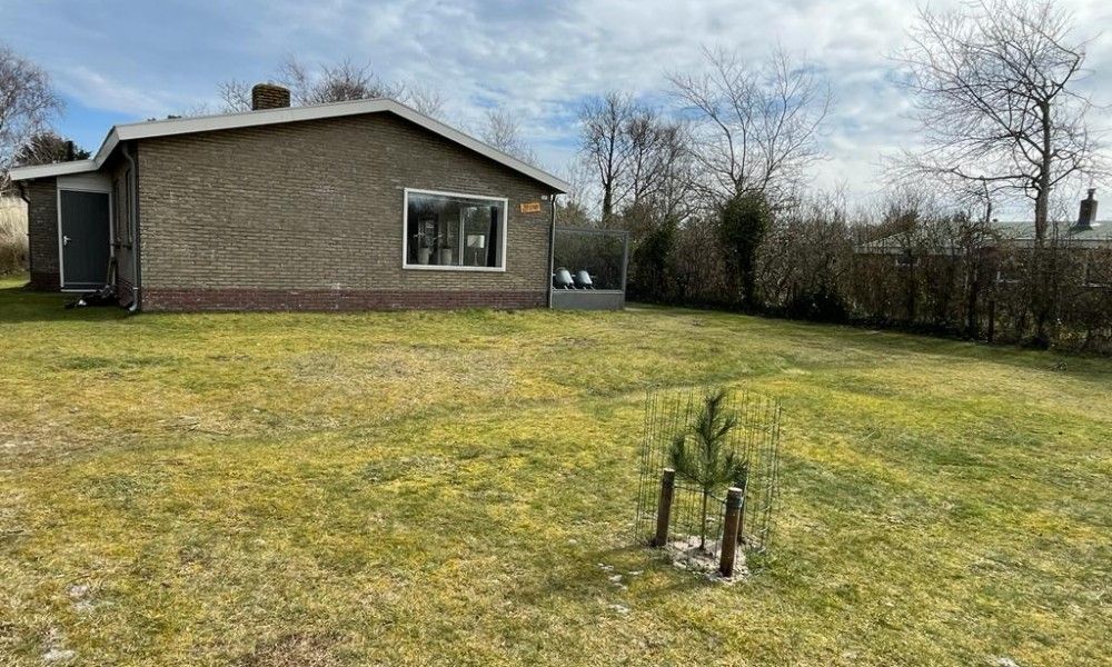 Zeevonk bungalow in Ballum, Ameland, omringd door een ruime tuin, ideaal voor ontspanning op de Waddeneilanden.