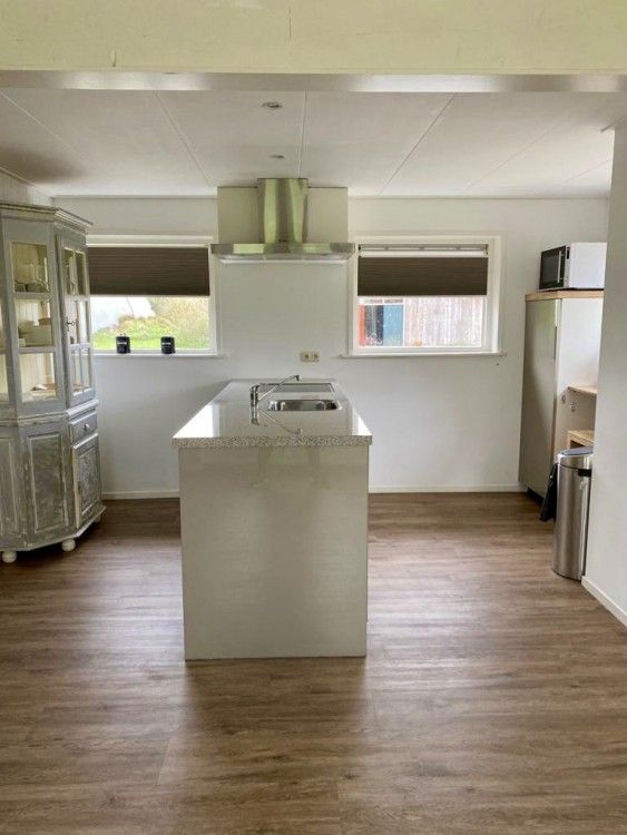 Geraeumige Kueche mit Kochinsel in Lodge 't Pandje, Ballum, Ameland, ideal fuer kulinarische Erlebnisse.