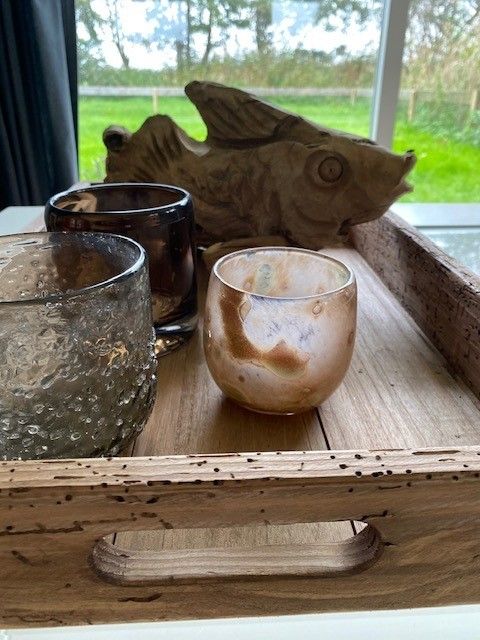 Dekorative Details in der Lodge 't Pandje, Ballum, Ameland, mit kunstvollen Glas- und Holzelementen.