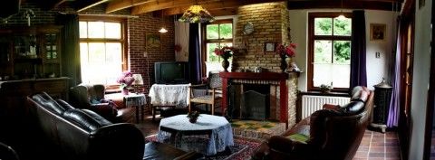 Spacious living room of vacation home Suzan in Ballum, Ameland with authentic details, ideal for a family stay on the Wadden Islands.