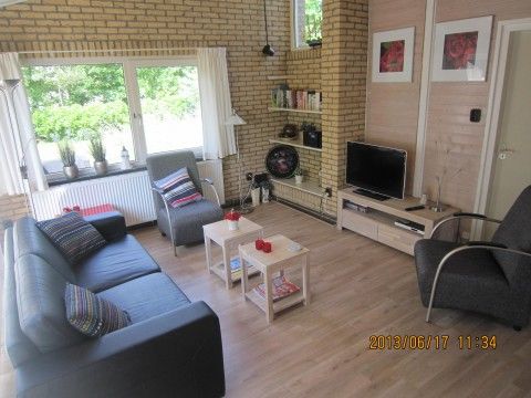 Gezellige woonkamer in De Klipper, vakantiehuis op Ameland, Waddeneilanden.