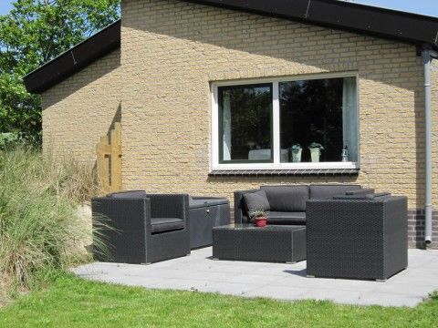 Comfortabel terras bij De Klipper vakantiehuis, Ameland met stijlvolle zitmeubelen.