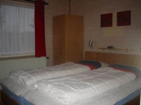 Ruime slaapkamer in De Klipper vakantiehuis, Ballum, Ameland met tweepersoonsbed.