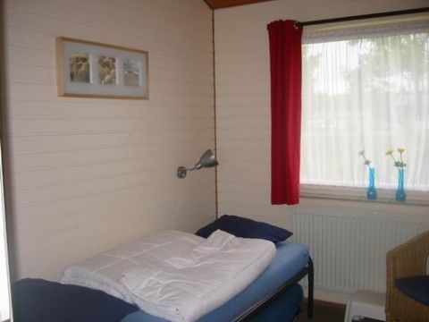 Knusse eenpersoonskamer in De Klipper vakantiehuis, Ameland met veel natuurlijk licht.