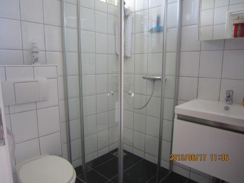 Moderne badkamer in De Klipper vakantiehuis, Ballum, Ameland met douchecabine.