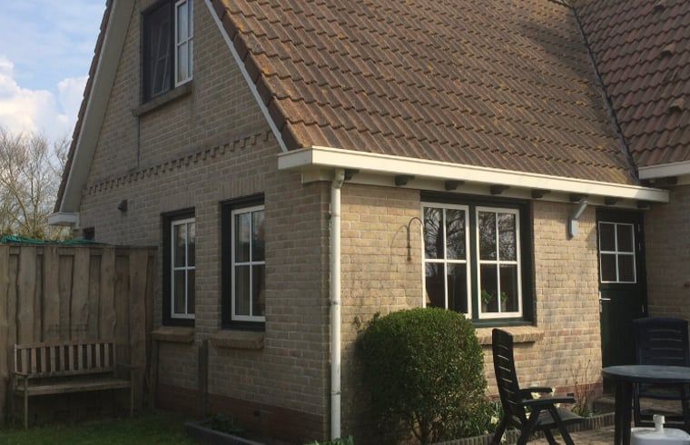 Vakantiehuisje in Buren Ameland met charmante buitenkant en zonnig terras, ideaal voor een ontspannen verblijf op de Waddeneilanden.