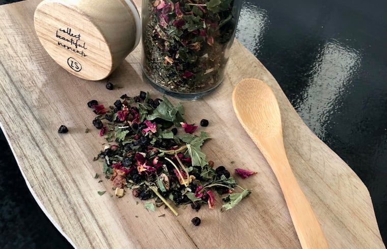 Gezellige theemomenten in Vakantiehuisje in Buren Ameland, met lokale kruiden en smaken.