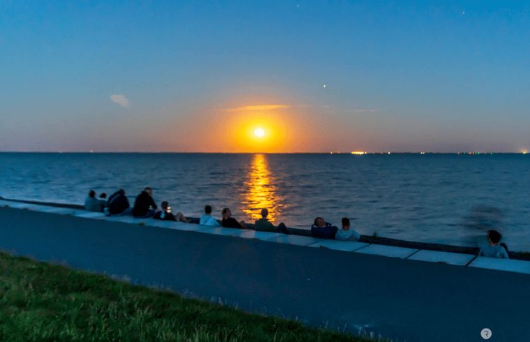 Avond aan de kust bij Vakantiehuisje in Buren Ameland, perfect voor een ontspannen zonsondergang.