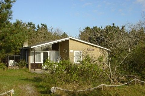 Bungalow Dolfijn in Buren, Ameland, umgeben von grner Natur und Stille.