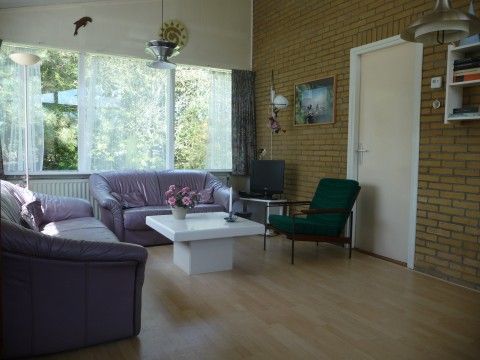 Gemtliches Wohnzimmer im Bungalow Dolphin, Buren, Ameland, mit viel Licht.