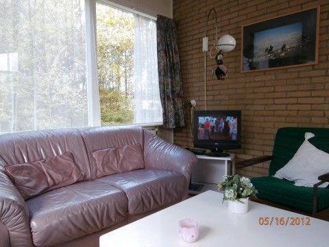 Gemtliche Sitzecke im Bungalow Dolphin, Buren, Ameland, ideal zum Entspannen.