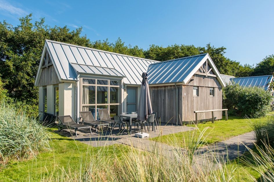 Vuurtorenlodge 6 in Hollum, Ameland biedt een charmant vakantiehuis met terras, omgeven door de natuur van de Waddeneilanden.
