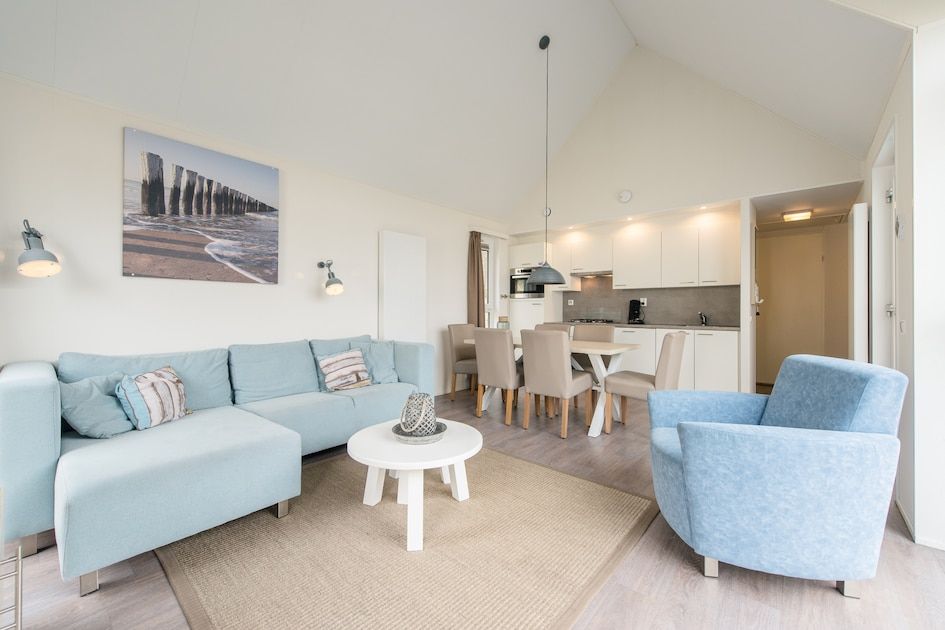 Ontspannen in de Vuurtorenlodge 6, een vakantiehuis in Hollum, Ameland, met een moderne woonkamer en open keuken op de Waddeneilanden.