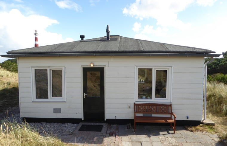 Vooraanzicht van Vakantiehuisje in Hollum, een charmante vakantiewoning op Ameland met een uitnodigende veranda.