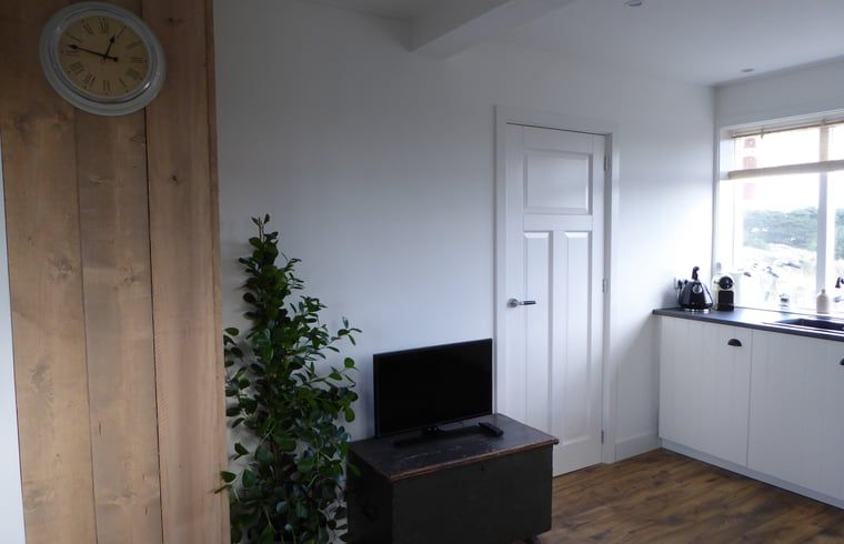 Moderne binnenruimte van Vakantiehuisje in Hollum op Ameland met een stijlvolle inrichting en veel natuurlijk licht.