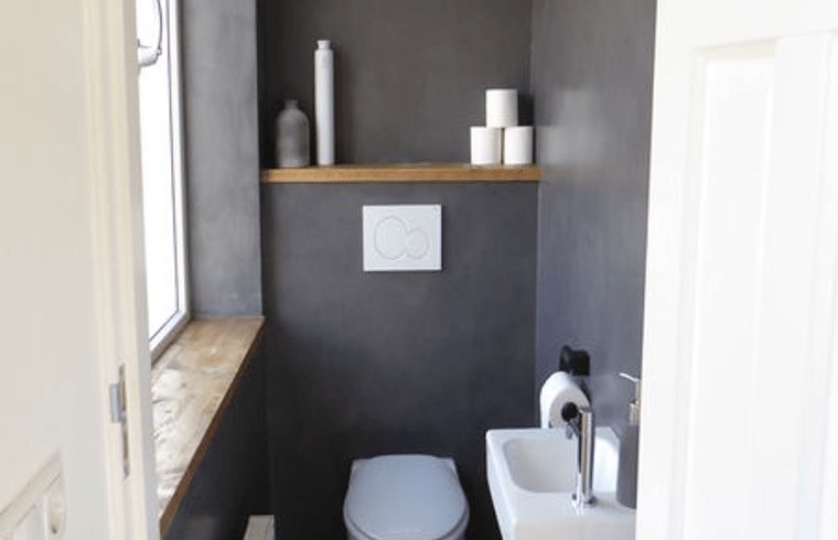 Netjes ingerichte toiletruimte in Vakantiehuisje in Hollum op Ameland, met strakke afwerking en natuurlijke lichtinval.