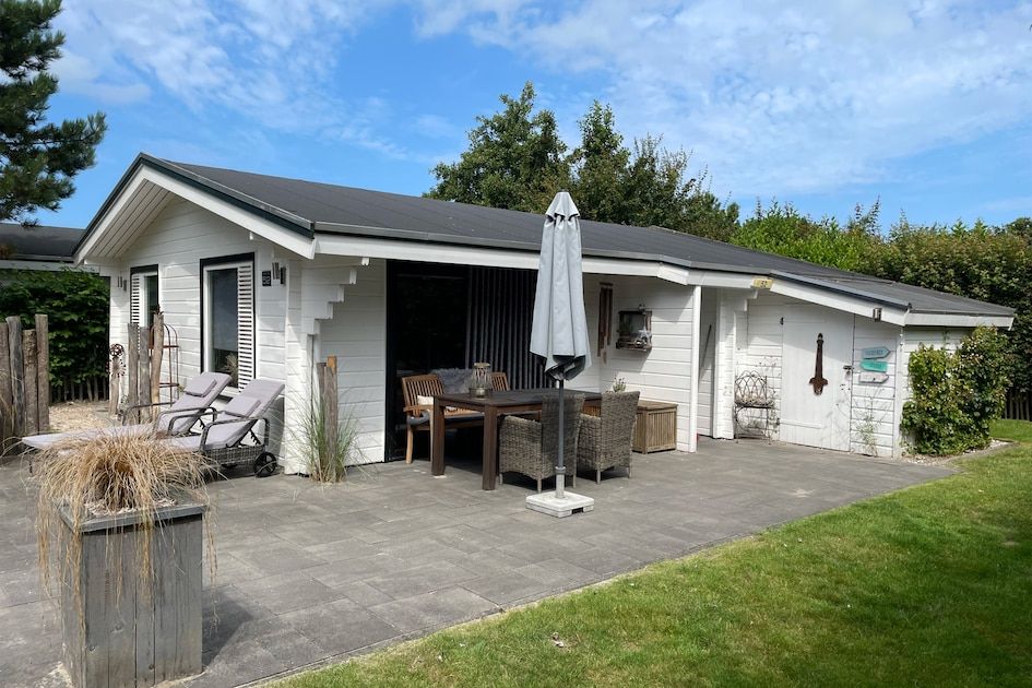 Geniet van de rust op het terras van Finse Bungalow Comfort 4 in Hollum, Ameland. Ontspan in deze charmante vakantieaccommodatie op de Waddeneilanden.