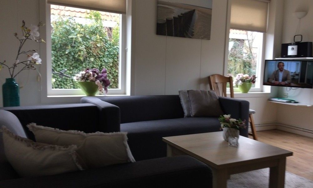 Modernes Badezimmer im Ferienhaus Oerd, Hollum, Ameland mit weissen Fliesen.