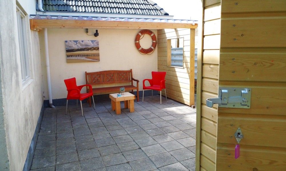 Oerd Ferienhaus in Hollum, Ameland mit grossem Garten und Sitzgelegenheit.