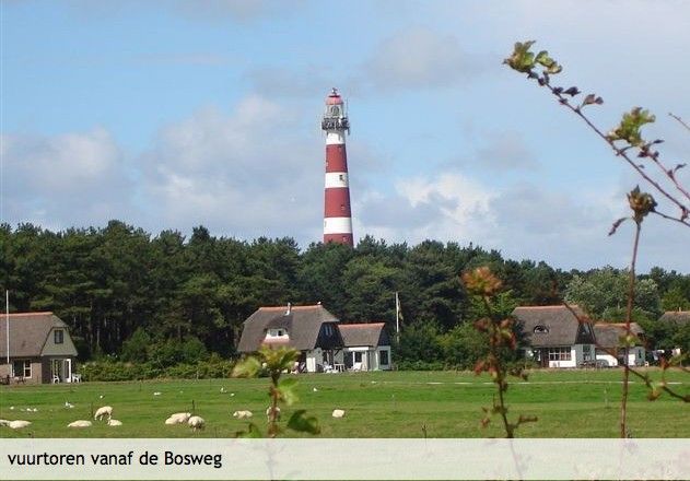 Esszimmer und Kueche im Ferienhaus Oerd, Hollum, Ameland mit grossen Fenstern.