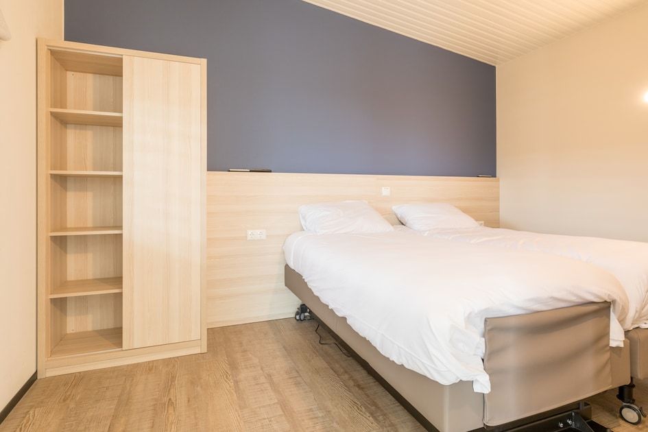 Sfeervolle slaapkamer in Wadden Special vakantiehuis in Hollum, Ameland met comfortabel tweepersoonsbed.
