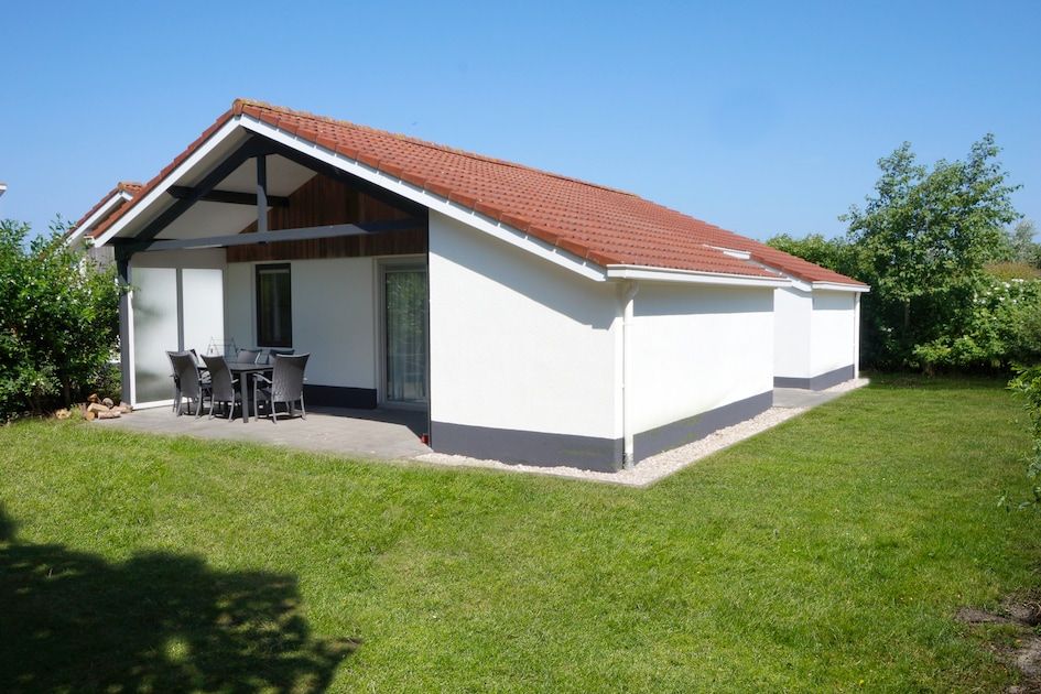 Duinbungalow 6 in Hollum, Ameland biedt een serene vakantie-ervaring met een ruim terras en groene tuin in de Waddeneilanden.