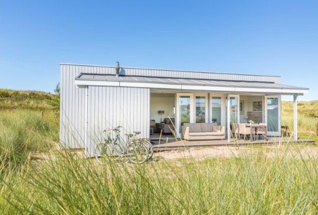 Boomhiemke Ferienhaus mit Terrasse in Hollum, Ameland, umgeben von Natur.