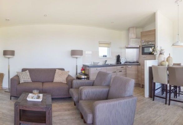 Gemuetlicher Innenbereich der Boomhiemke Haeuser in Hollum, Ameland mit moderner Kueche.