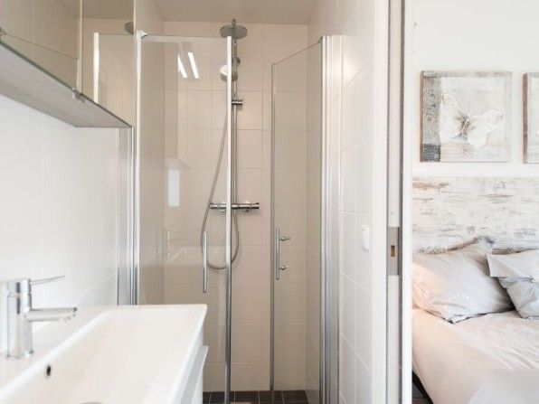 Modernes Badezimmer mit Dusche in Boomhiemke Haeuser, Ferienunterkunft in Hollum, Ameland.