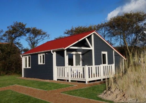 EILANDLODGE 4 in Hollum, Ameland: charming vacation home with veranda on the Wadden Islands, surrounded by nature.