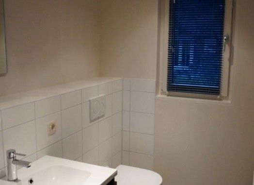 Stylish bathroom in EILANDLODGE 4, Hollum, Ameland. Vacation home on the Wadden Islands with modern amenities.