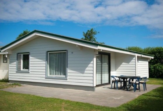 FINSE BUNGALOW 4 in Hollum, Ameland mit sonniger Terrasse und gruener Umgebung, ideales Feriendomizil auf den Watteninseln.