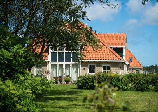 WEIDEVILLA B 6 in Hollum, Ameland, vacation home with spacious garden and charming facade on the Wadden Islands.