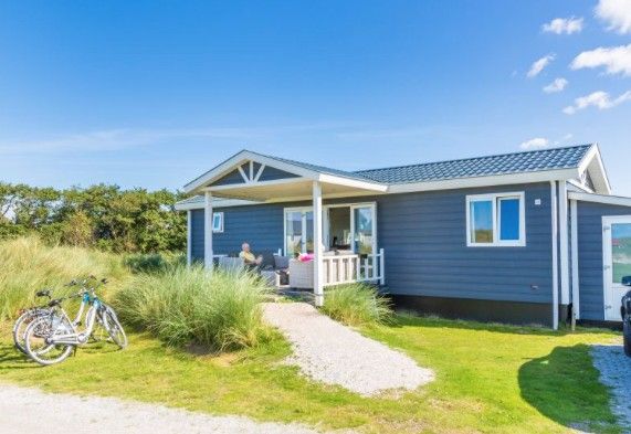 Veranda van DUINCHALET 4 in Hollum, Ameland, met uitzicht op de natuur van de Waddeneilanden.