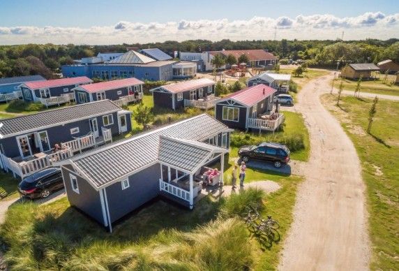 Luchtfoto van DUINCHALET 4 vakantiehuis in Hollum, Ameland, omringd door prachtige natuur.