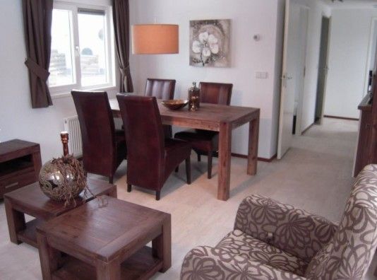 Gezellige binnenruimte van DUINCHALET 4 in Hollum, Ameland, met stijlvolle eetkamer.