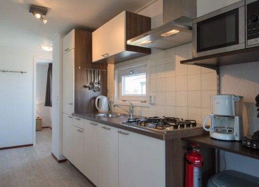 Moderne keuken van DUINCHALET 4 vakantiehuis in Hollum, Ameland, voorzien van alle gemakken.