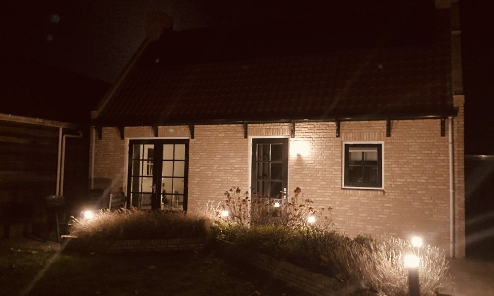 Stimmungsvolle Abendbeleuchtung im Ferienhaus 't Roefke in Hollum, Ameland auf den Watteninseln.