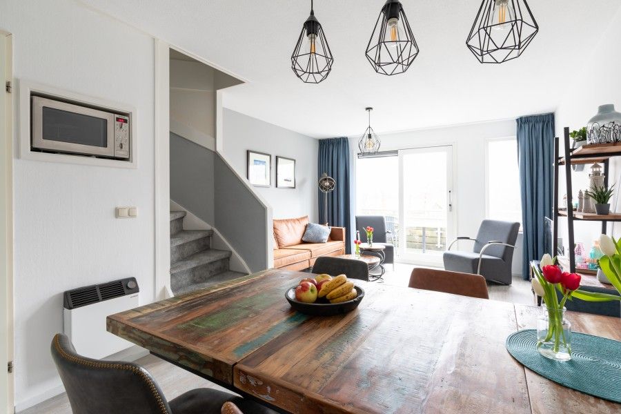 Offener Wohnbereich in Amelander Kaap 126, Wohnung in Hollum, Ameland, mit Ess- und Sitzecke.