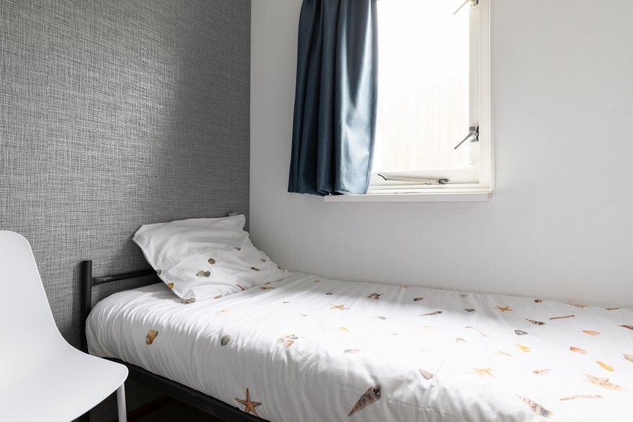 Gemuetliches Einzelzimmer in Amelander Kaap 126, Wohnung in Hollum, Ameland, mit Tageslicht.