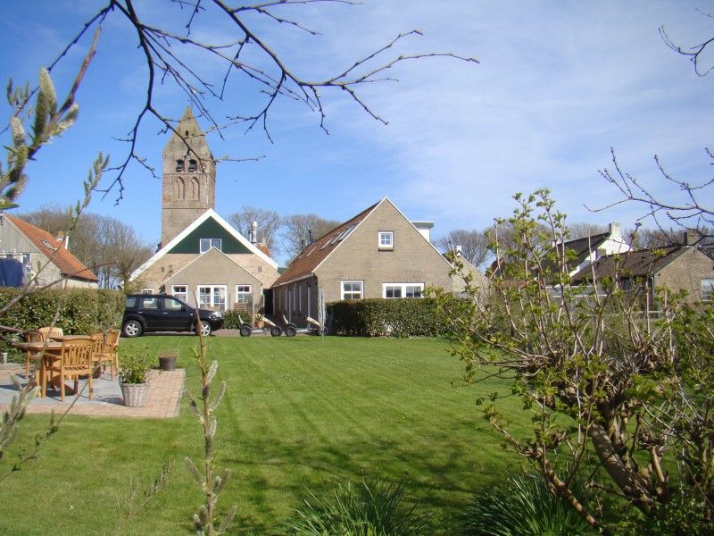 Ferienhaus Piggelmee in Hollum, Ameland mit grossem Garten und Blick auf die Kirche.
