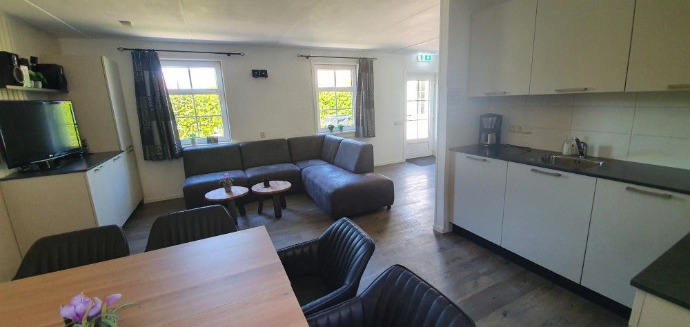 Gemuetliches Wohnzimmer im Ferienhaus Piggelmee, Hollum, Ameland mit Sitzecke und viel Licht.
