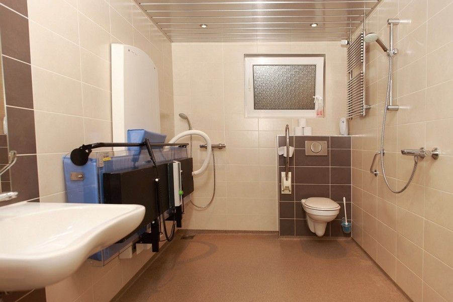 Geraeumiges Badezimmer im Ferienhaus Piggelmee, Hollum, Ameland, mit modernen Annehmlichkeiten.