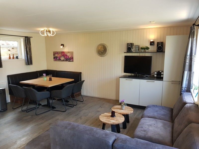 Ess- und Sitzecke im Ferienhaus Piggelmee, Hollum, Ameland, mit stilvoller Einrichtung.