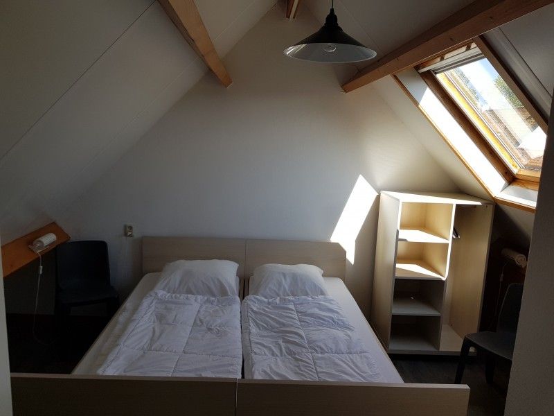 Schlafzimmer mit Doppelbett im Ferienhaus Piggelmee, Hollum, Ameland.