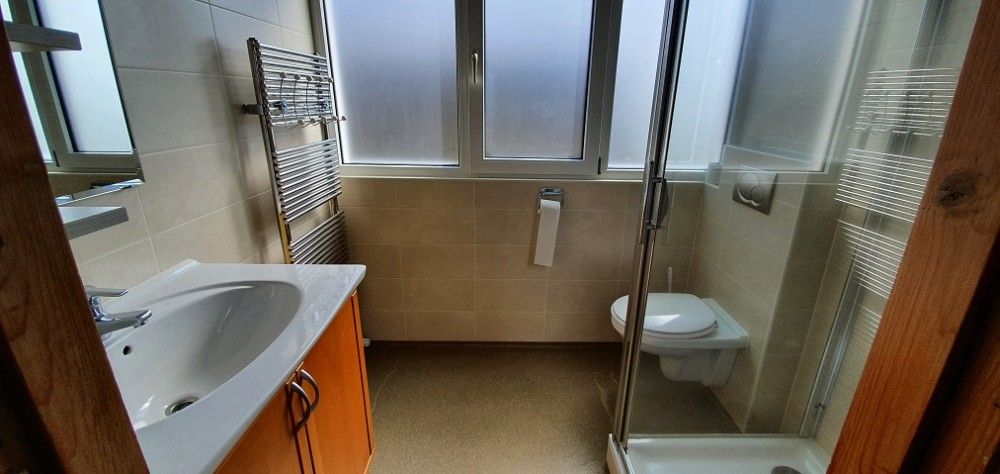 Badezimmer mit Dusche und Waschbecken im Ferienhaus Piggelmee, Hollum, Ameland.