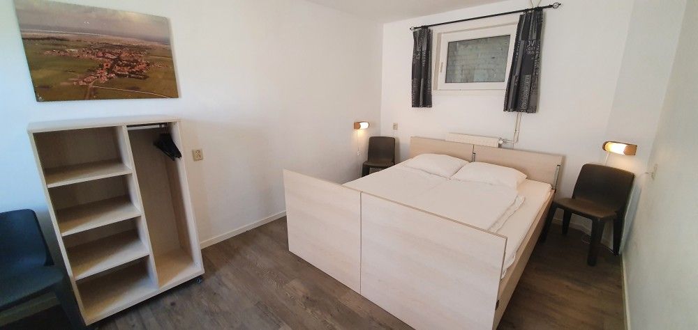 Geraeumiges Schlafzimmer mit Doppelbett im Ferienhaus Piggelmee, Hollum, Ameland.