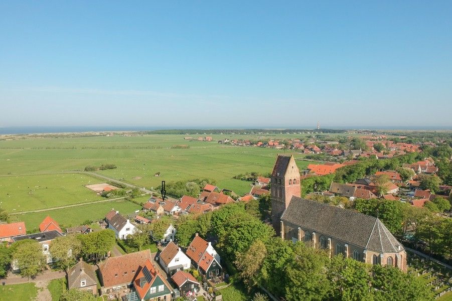 Luftaufnahme von Hollum, Ameland mit dem Ferienhaus Piggelmee und der umliegenden Natur.